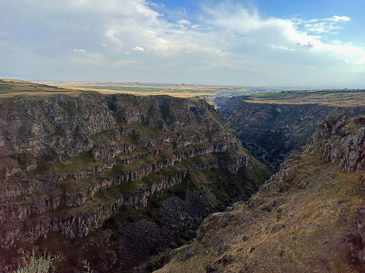 Hike from Saghmosavank to Hovhanavank Monastery