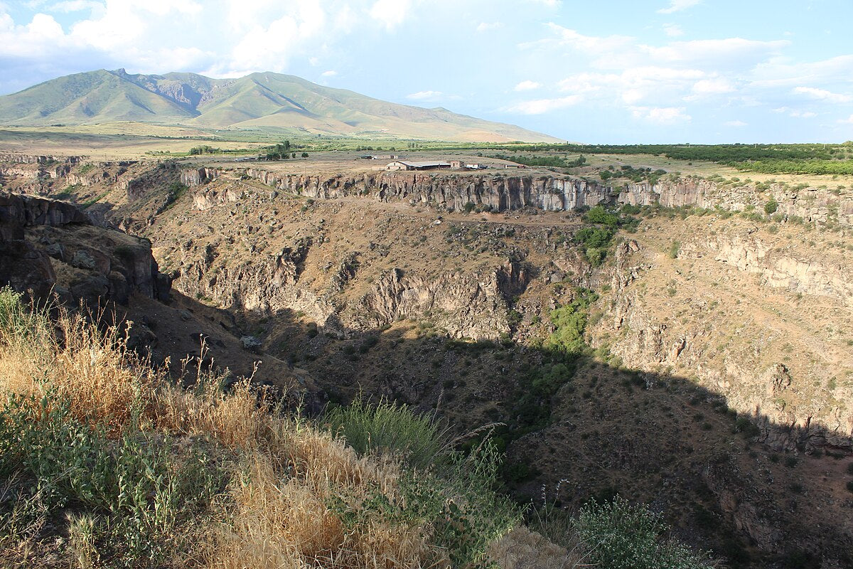 Hike from Saghmosavank to Hovhanavank Monastery