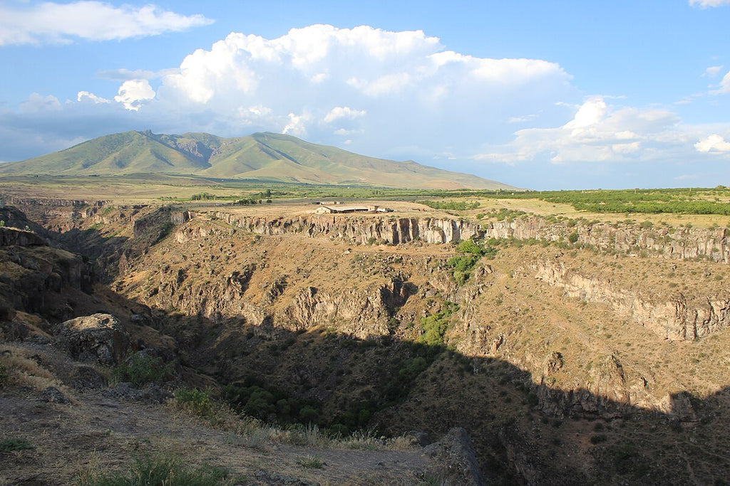 Hike from Saghmosavank to Hovhanavank Monastery